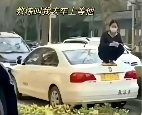 看看！多么听话的女学员！