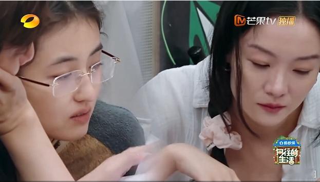 齐溪张子枫你们看何老师快哭了 谁没被这段感染到！齐溪和张子枫的即兴话剧围读太有力
