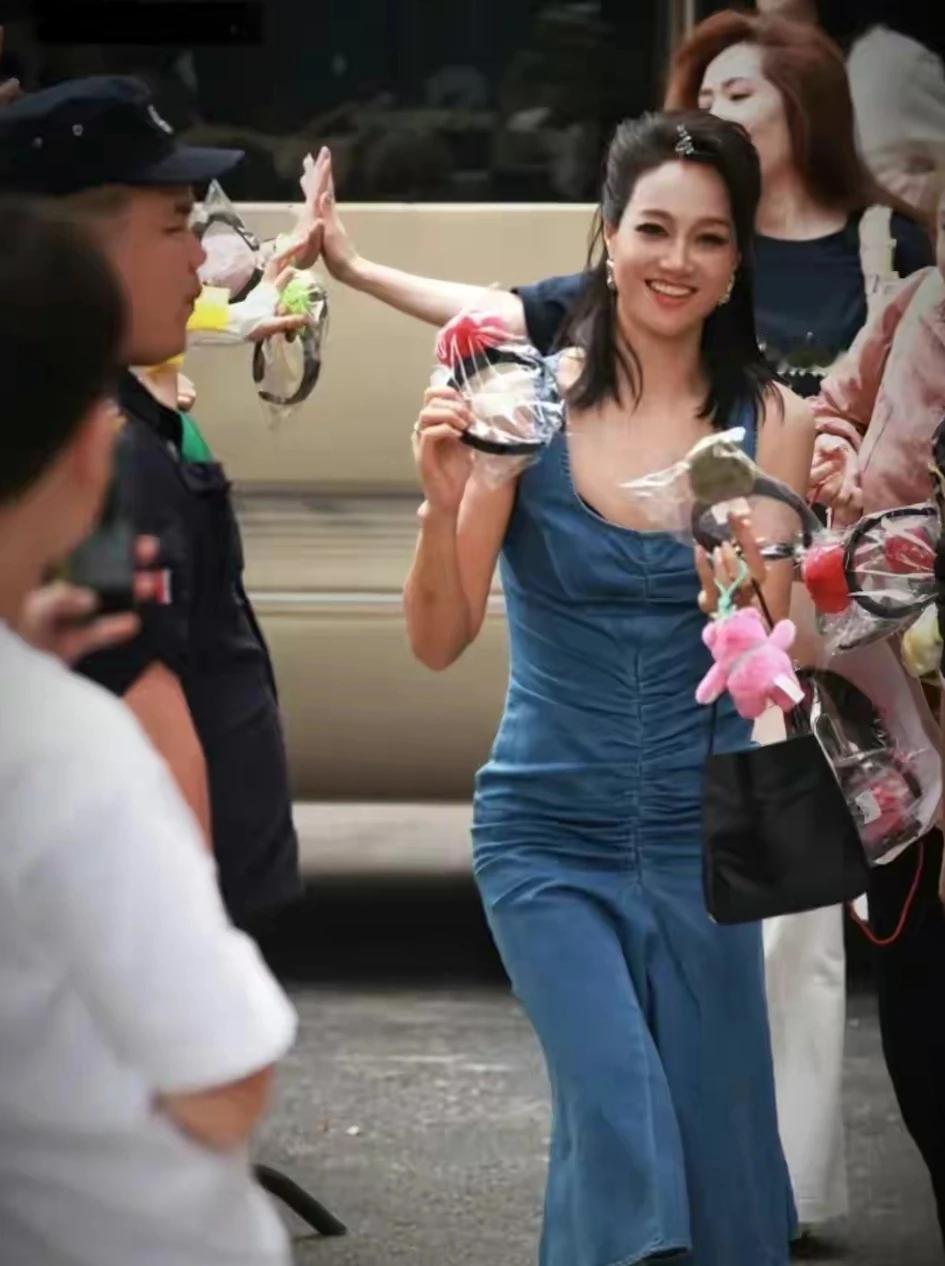 朱丹是越来越会穿了
一条吊带牛仔裙，穿上身
满满的时尚潮流感
不失小性感
加上她