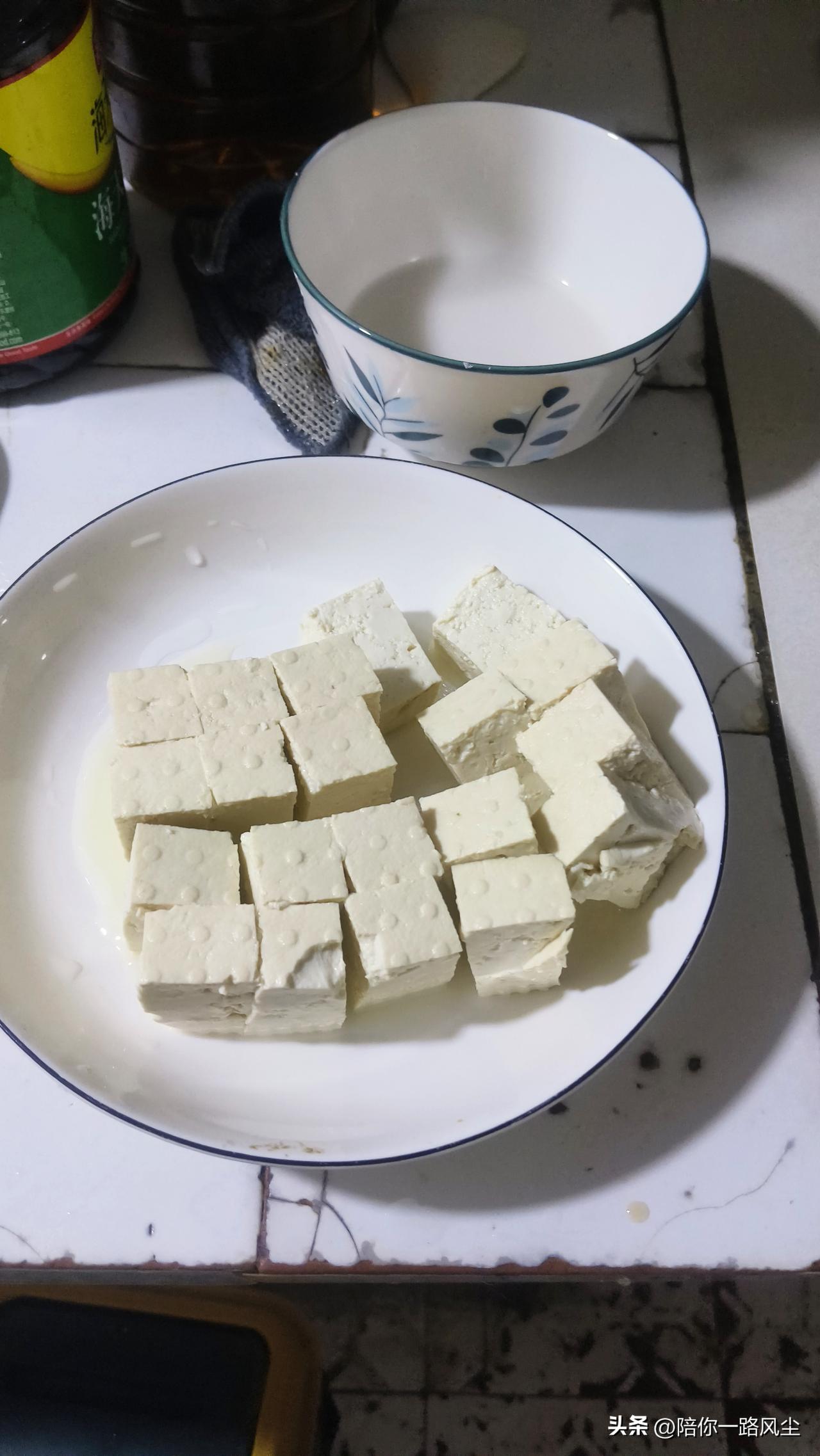 饭店里好吃又下饭的红烧豆腐，被我完全复刻了，今天教大家做一道家常红烧豆腐。

