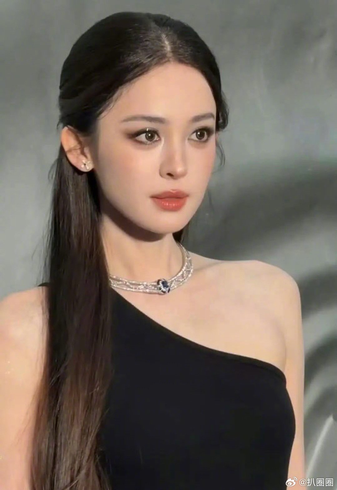 迪丽热巴、古力娜扎今日活动生图，美女好靓～ 