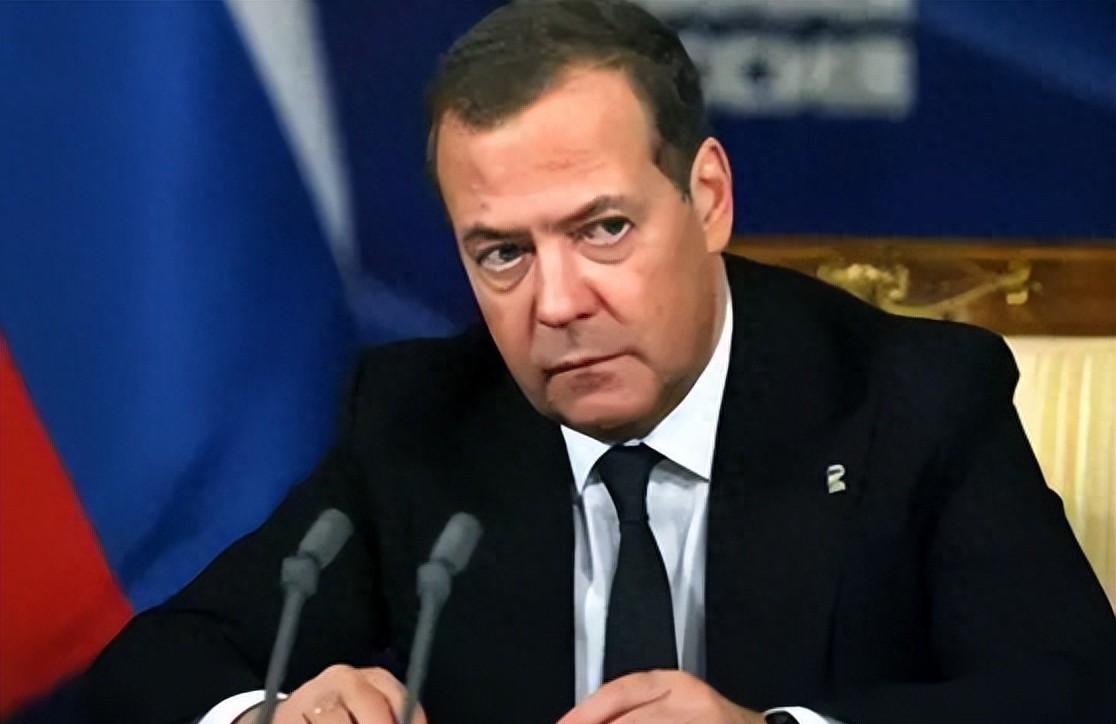 俄罗斯联邦安全会议副主席梅德韦杰夫近日就乌克兰局势发表尖锐评论，指责乌克兰领导人