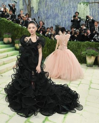 宁艺卓
首次亮相美国纽约大都会艺术博物馆举办的
2026 Met Gala时装艺