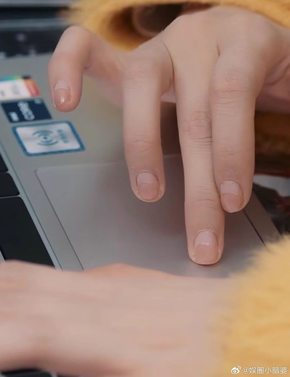 从指甲看主角是真穷不怪这剧好评如潮！单一个指甲细节就赢了，秦律长出来半截舍不得卸