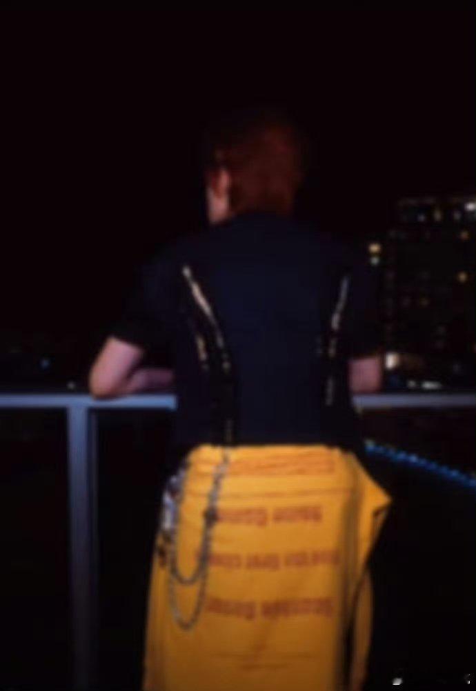 张泽禹别回头别停留变装张泽禹染回黑发前的珍贵影像如今他染回黑的以一种更加沉稳、坚