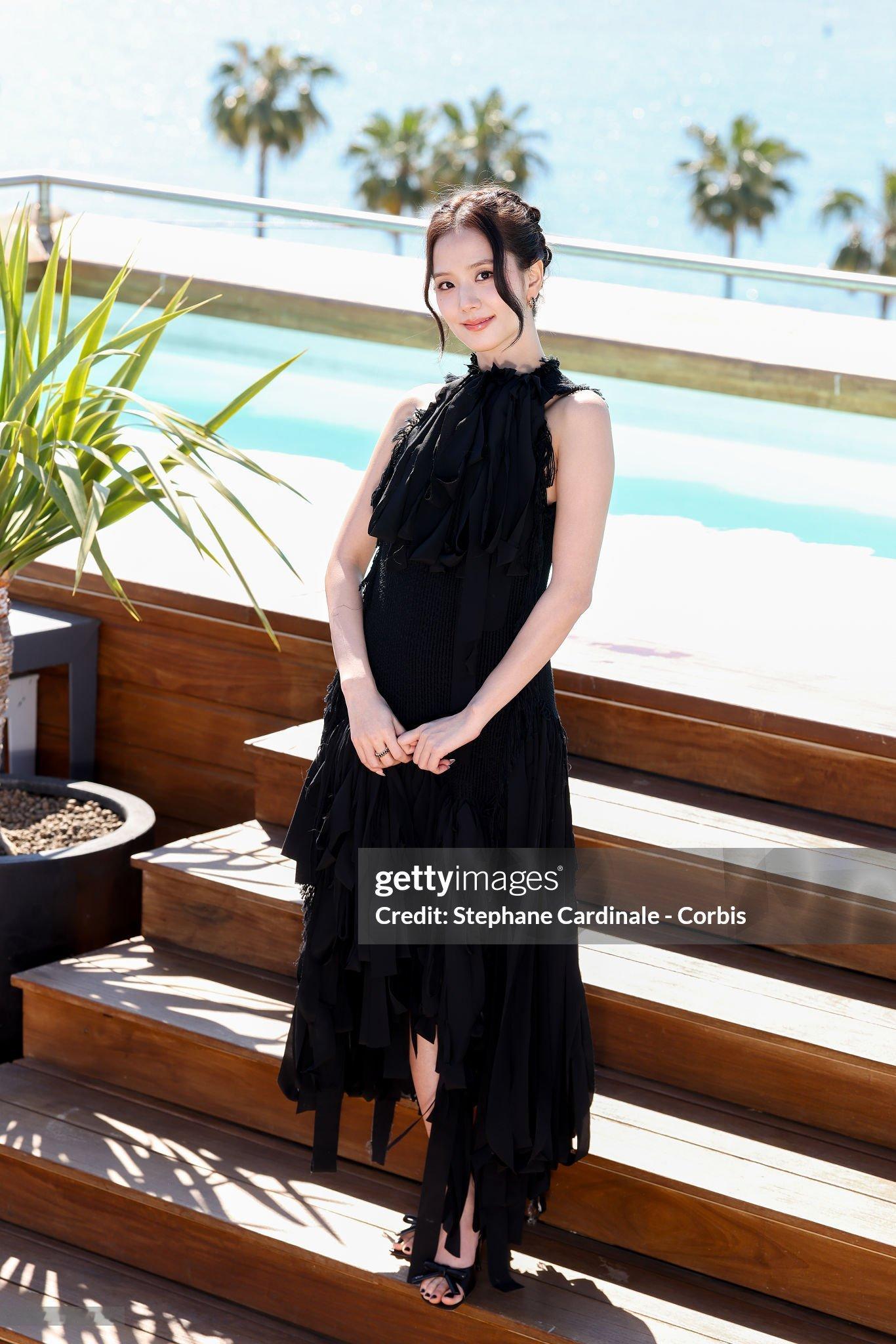 Jisoo在戛纳采访中提到了她即将到来的新专辑和更多项目🤩“我目前正在制作个人