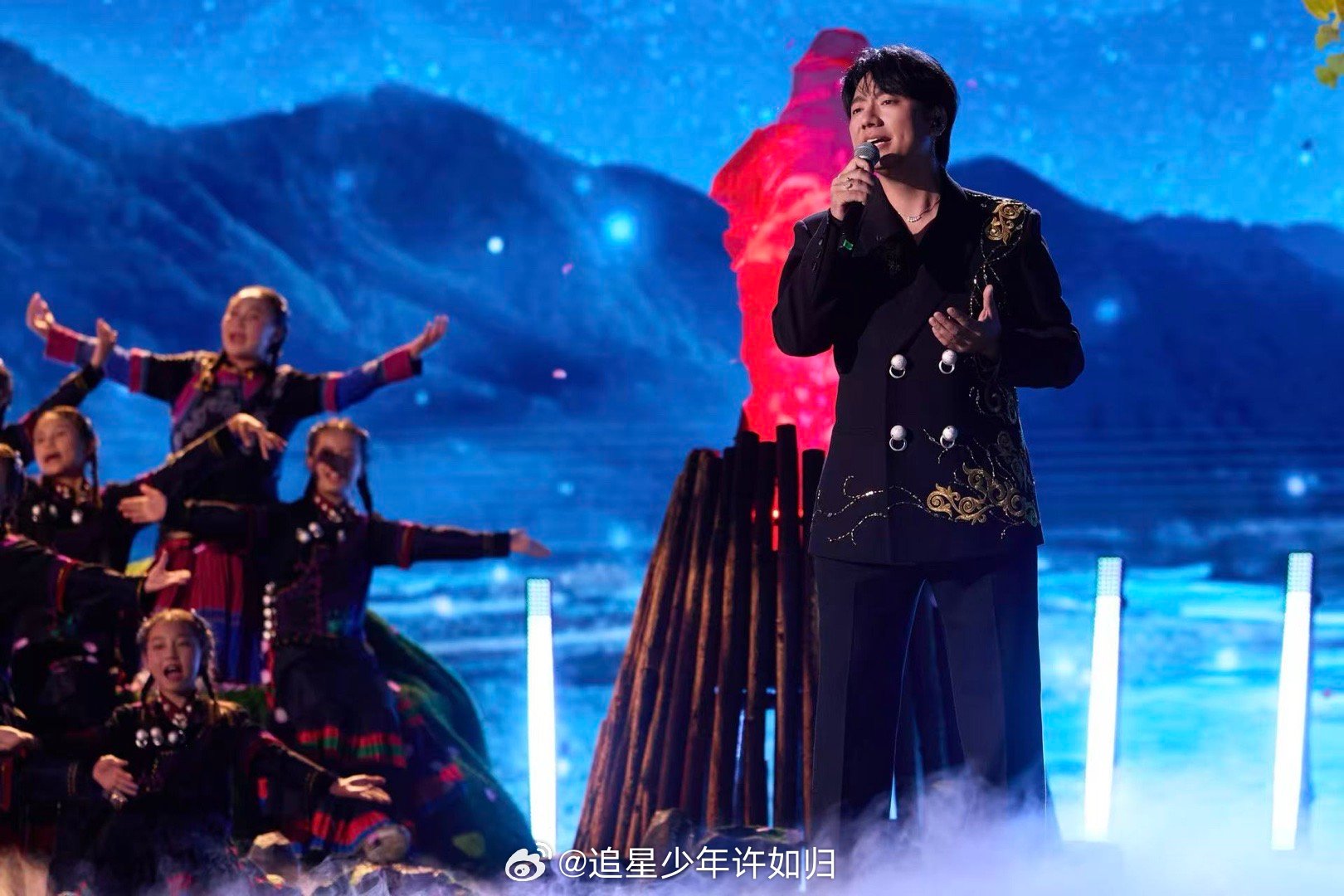 央视镜头下的海来阿木海来阿木把彝族风穿身上 谁能不爱央视镜头里穿彝族风的海来阿木