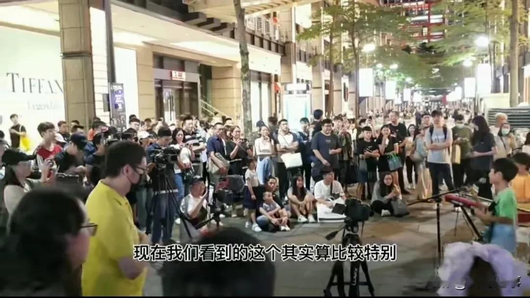 假日夜晚的台北街头，随处可见的表演，没有城管来管理，一般晚上10点前收班回家！