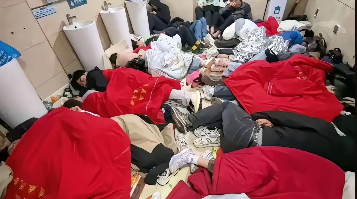凌晨两点，泰山上一间公厕里，有人靠着洗手台睡着了，有人坐在蹲坑旁边刷手机，还有人
