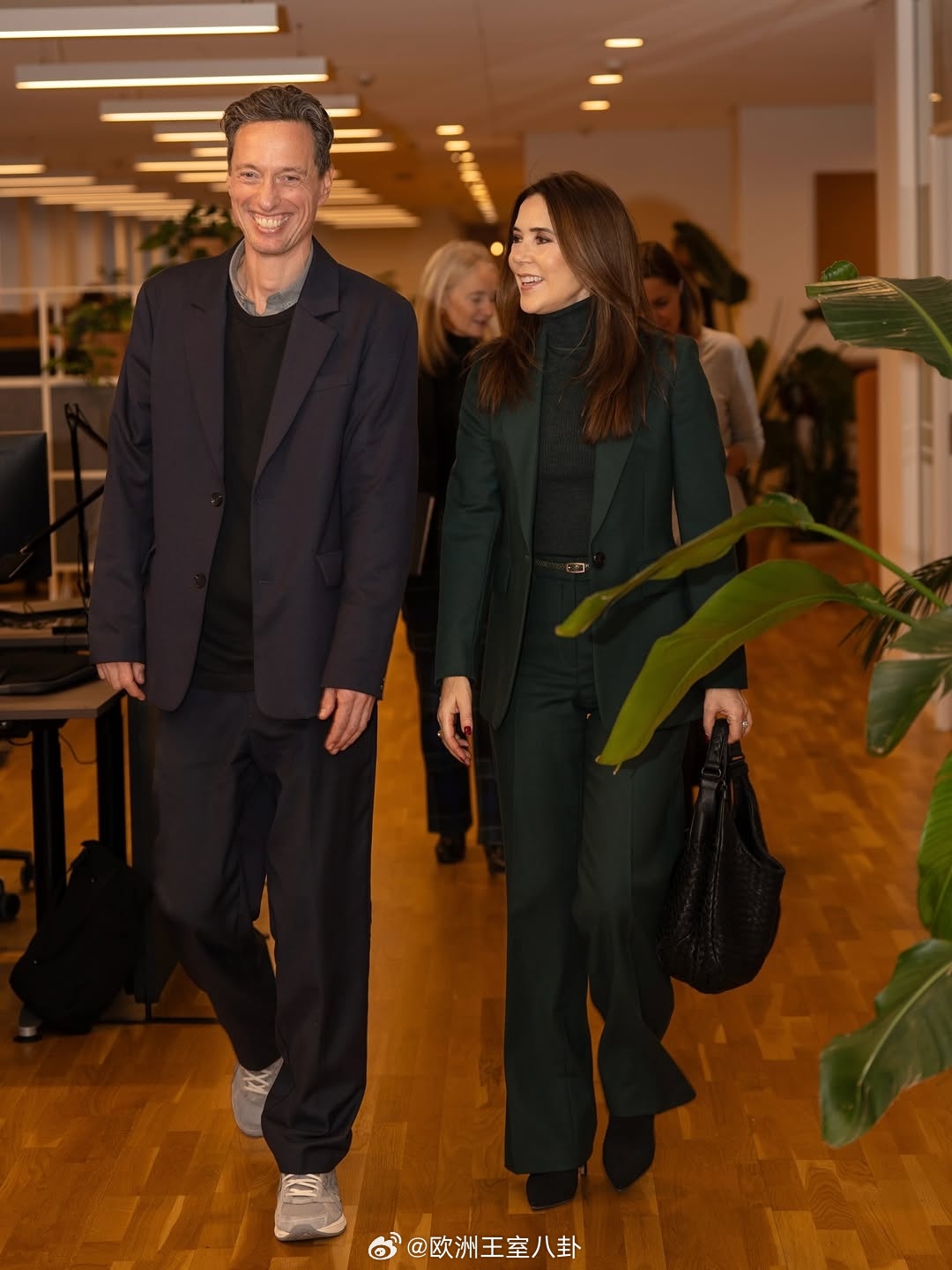 1.13 丹麦王后玛丽访问心脏协会，裤装来自Massimo Dutti 