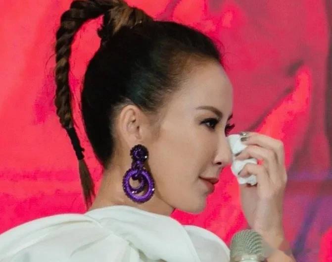 生前录音曝光，真的心痛李玟！录音的曝光，让人们对李玟的经历和心境感到极度同情和心