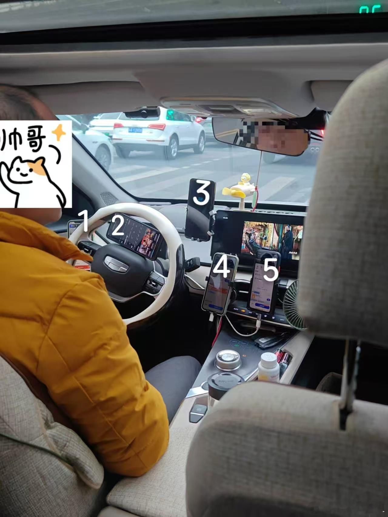 开网约车的司机小哥确实不容易，5台手机多屏作战 仔细一看，2号手机居然是在投屏刷