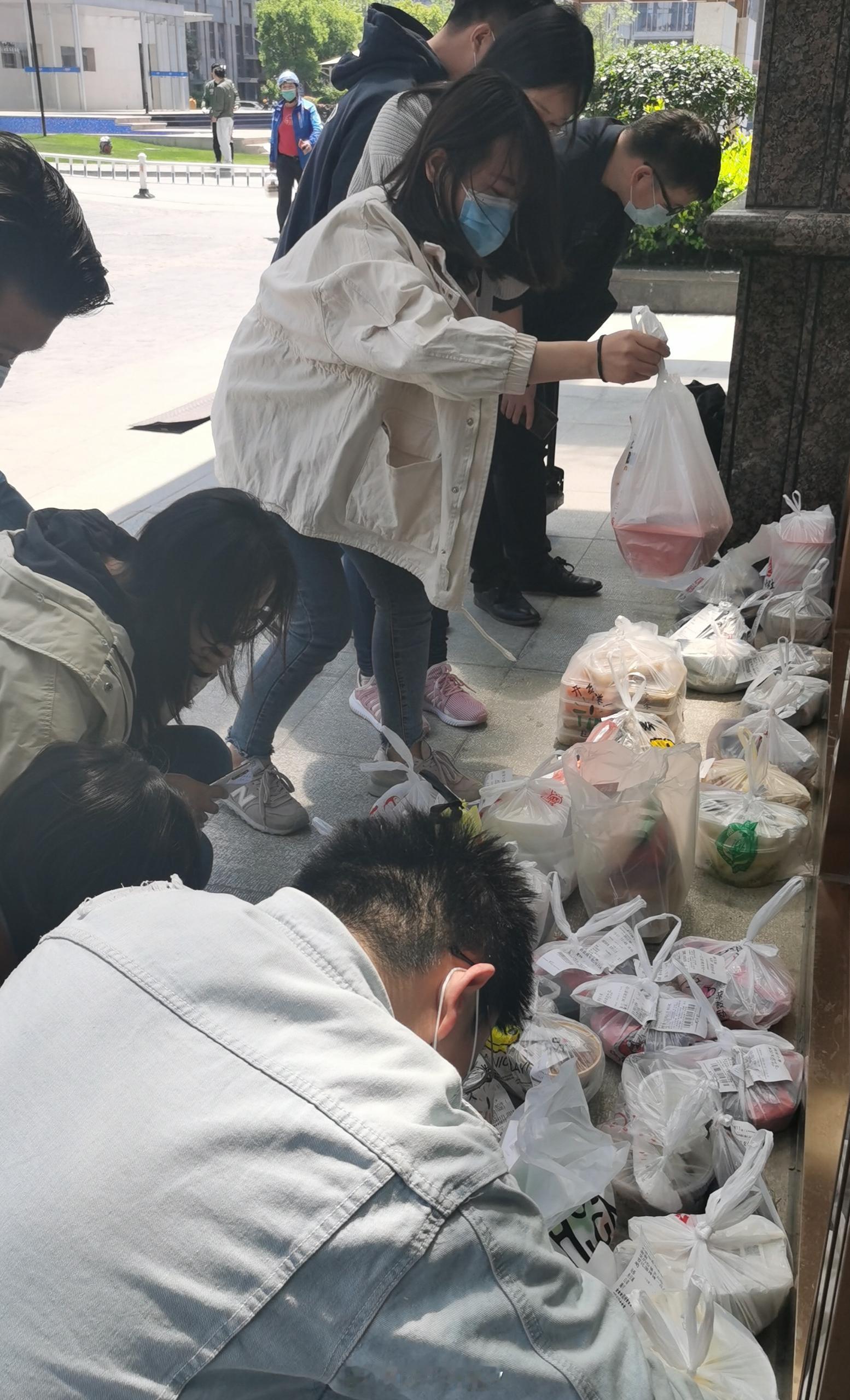 一周21顿饭近一半是外卖其实外卖这个行业存在的根本就是越来越高的城市化和小家庭化