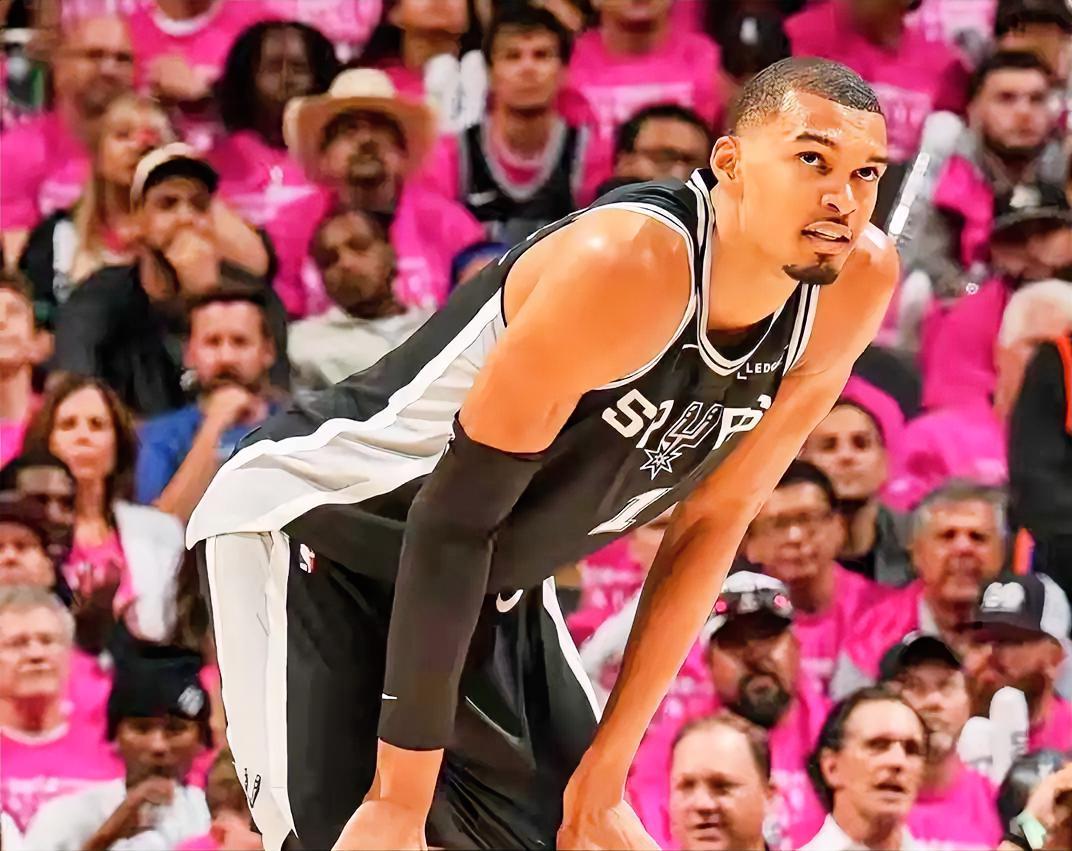 总冠军有变！！！
在今日的NBA总决赛第四场，马刺客场挑战尼克斯，目前半节战罢，