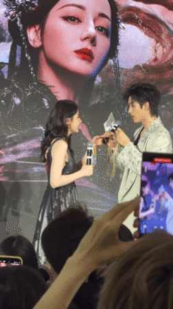 迪丽热巴陈飞宇戏里戏外都是姐狗这段互动真的好甜！陈飞宇乖乖给热巴戴脸链，被逗到还