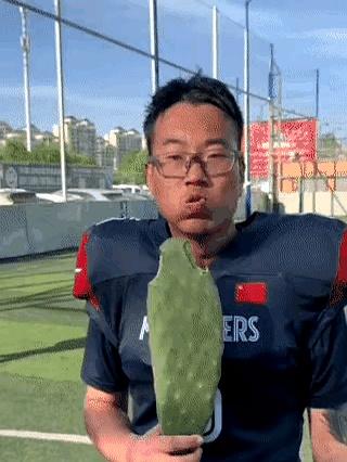 “他一张嘴，工位上的风立马变了。”队里那个“损队员”又来了，半句吐槽，会议桌炸成