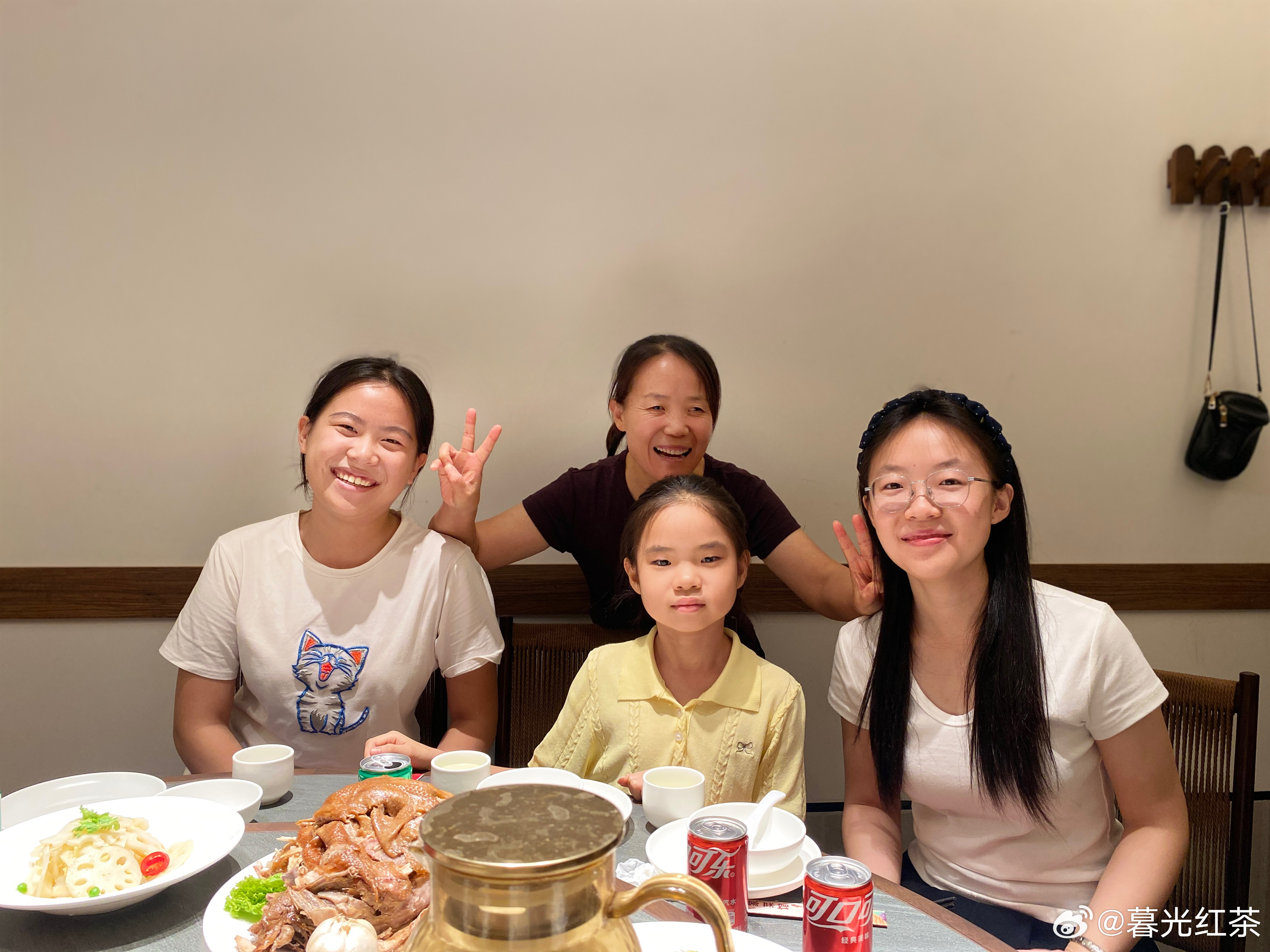 大姑姐和我们的三朵金花曾经小天使一样软糯美好的姑娘们，不知不觉已然长大。人生之路