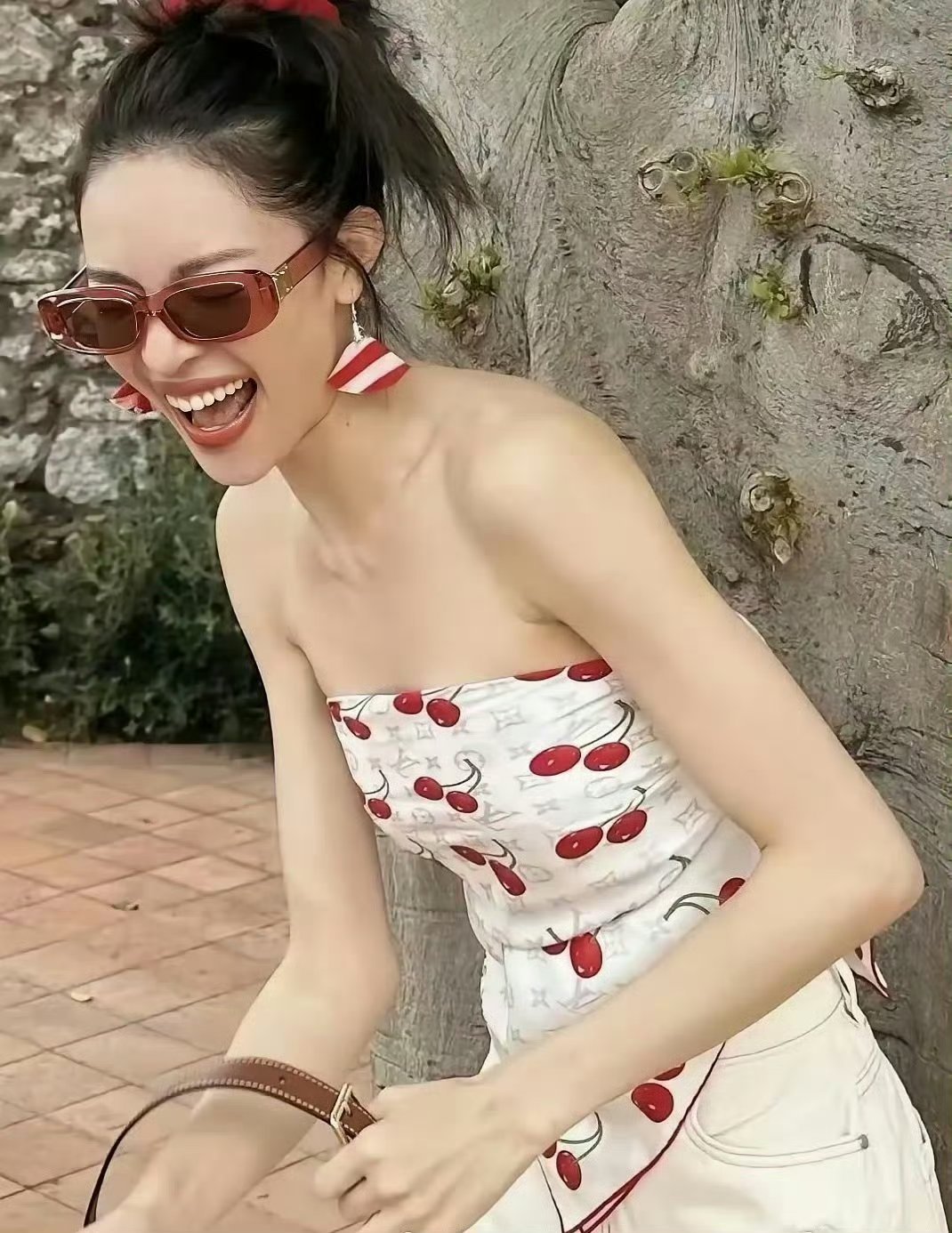 钟楚曦这个LV方巾抹胸看起来时尚又漂亮，太卡身材了吧 ​​​