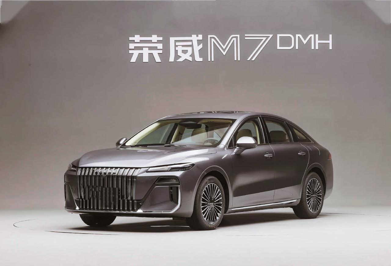 荣威M7 DMH上市，8万多的中型插混轿车，就问你值不值
指导价：9.78-11