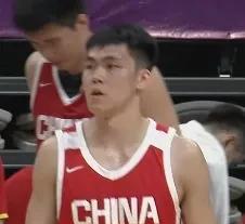 刚刷到这条消息，我直接愣住了。
中国男篮打场热身赛，网上看直播居然得花9块9？