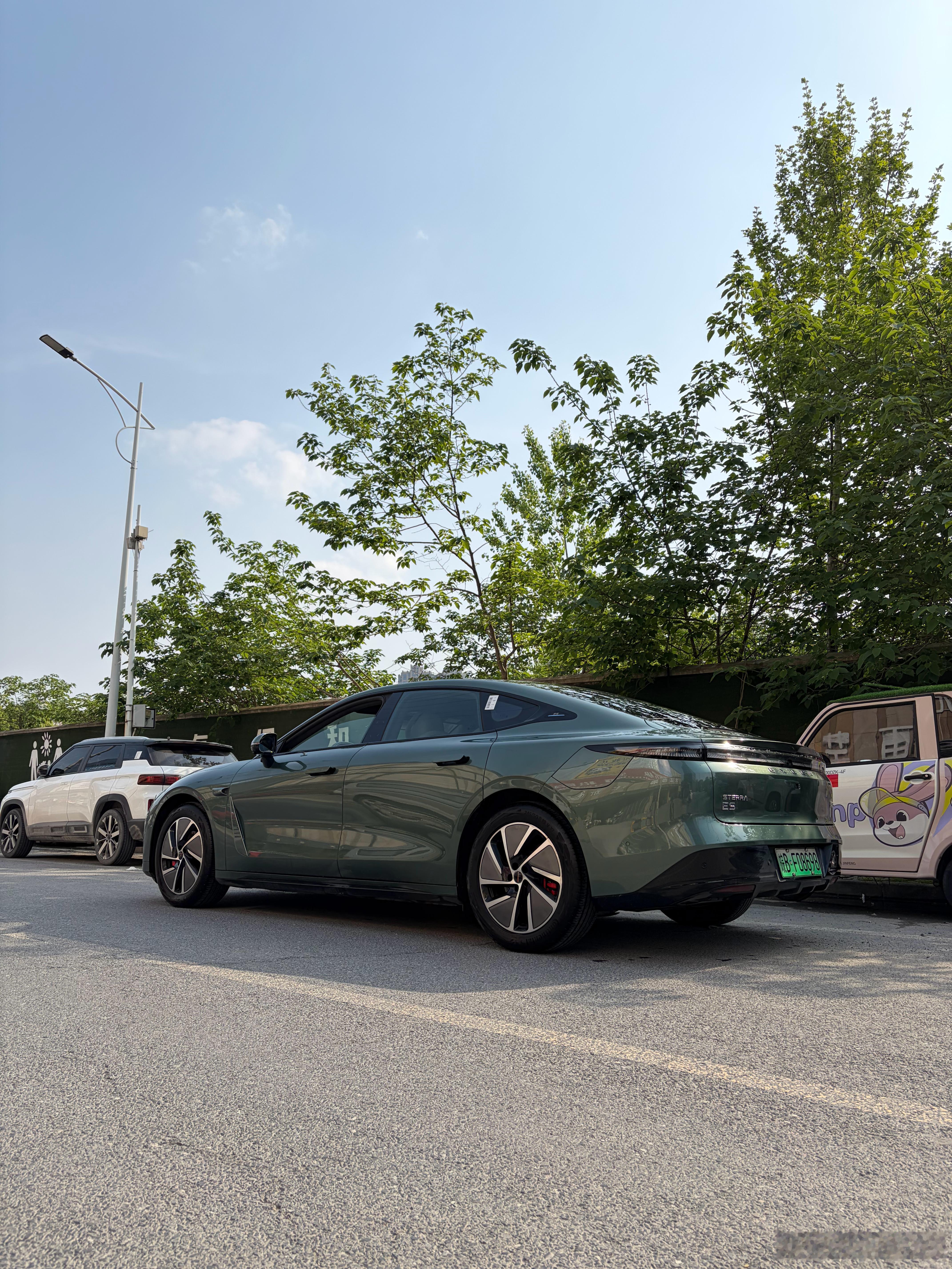 天气好适合洗车 但是开到外面才发现门板没洗干净