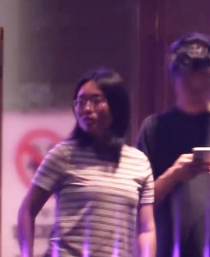 李雪琴被拍到和演员男朋友约会，当街抓屁股，甜蜜抱男友对方却没反应。
 
昨天晚上