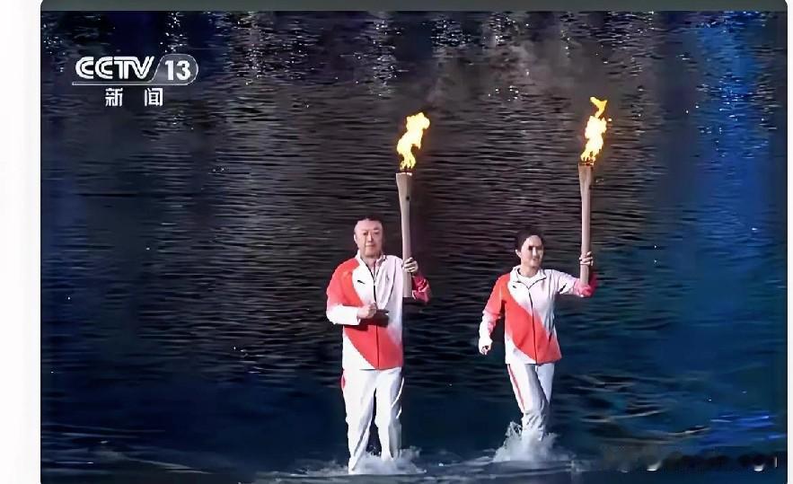 马琳和陈若琳这两位金牌教练在第十五届全运会开幕式上，他俩扛起“第一棒”的火炬手大