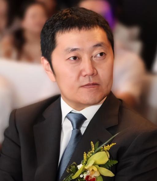 2021年，中国千亿富豪左晖因肺癌去世后，留下了1038亿身家，可谓是生不带来死