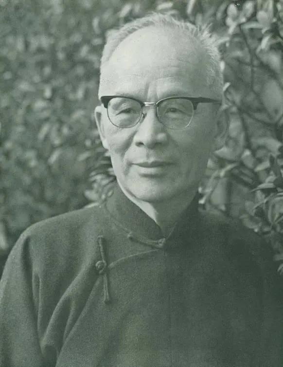 1942年春，青帮头目吴四宝被日本人毒死，他的老婆佘爱珍哭得死去活来，没想到早就