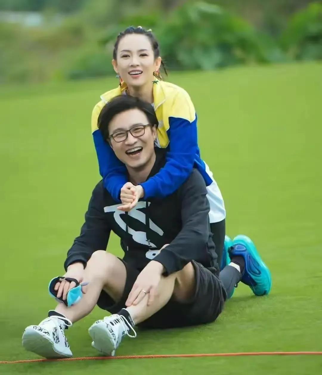 从汪峰官宣与章子怡离婚事件可以看出，娱乐圈演员们已经把自己当做了重要人物，把自己