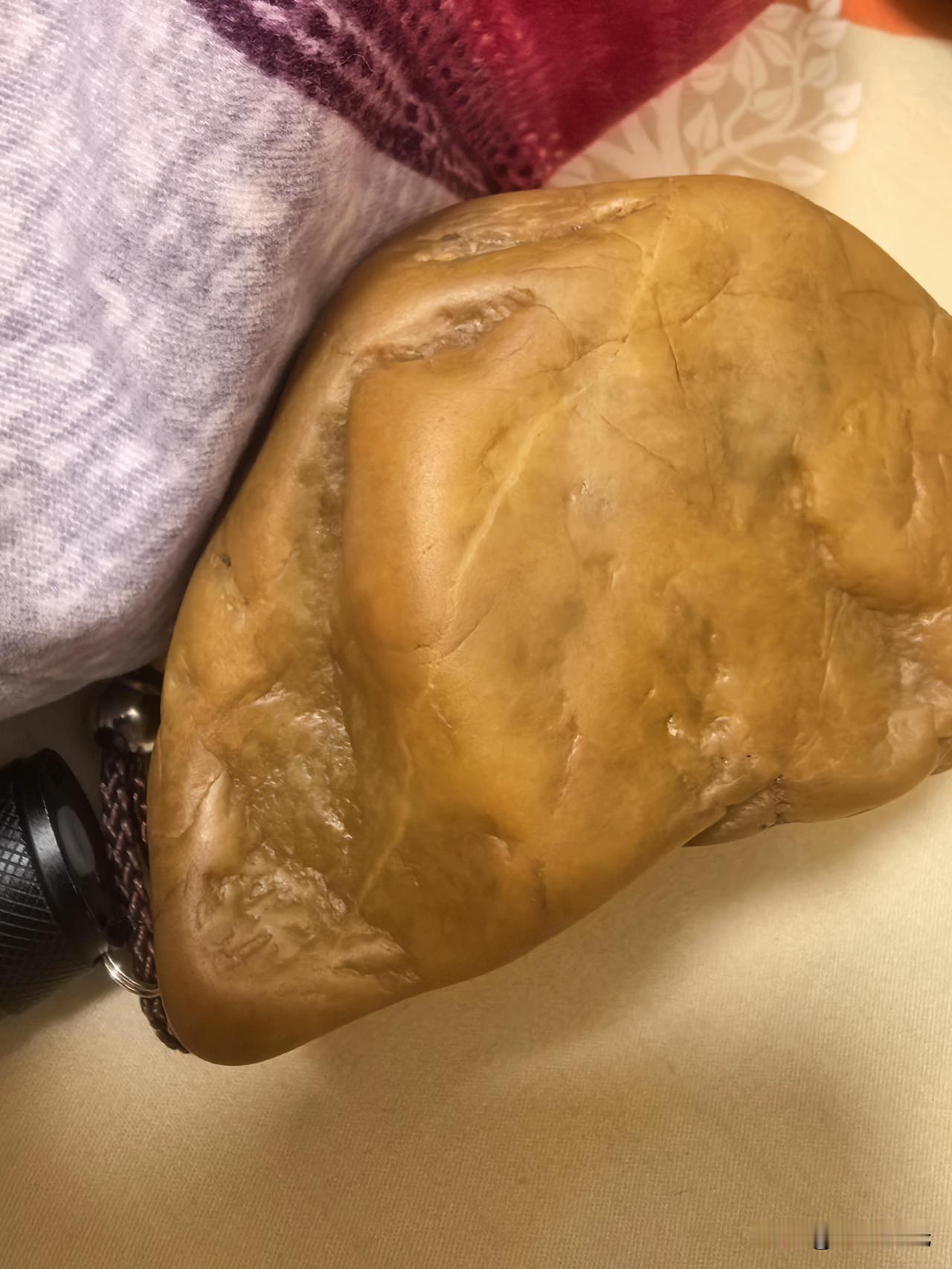 前天捡的一块黄蜡石，今天盘玩时发现一个裂痕，心情一下子开始沮丧了，好好的一块黄蜡