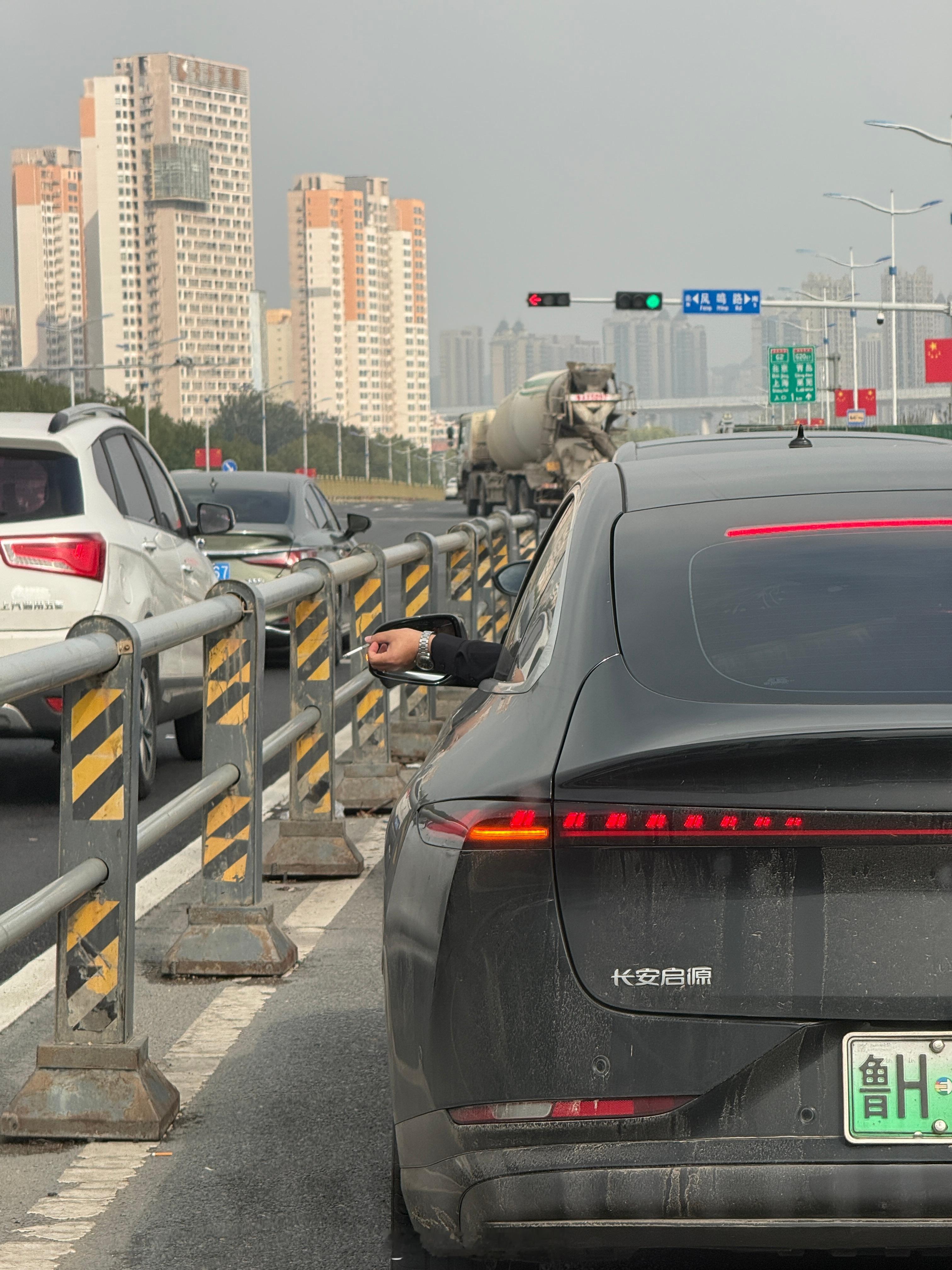 特别讨厌这种开车一直伸着手往外弹烟灰的人，非常非常的讨厌，一种超低素质街溜子的感