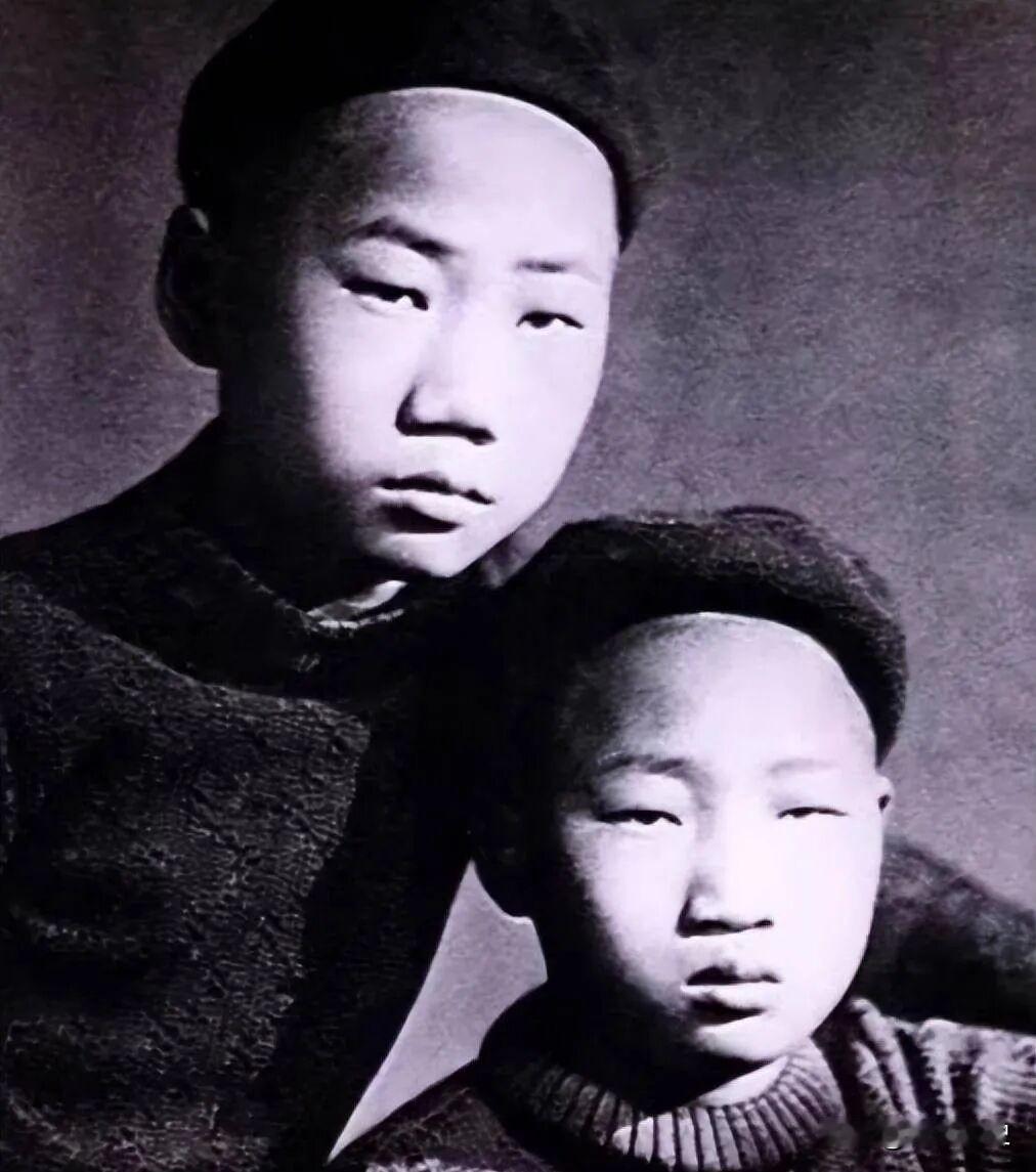 这张照片被毛主席视若珍宝，毛主席一直放在床边以便随时都能看到照片中的人。

这张