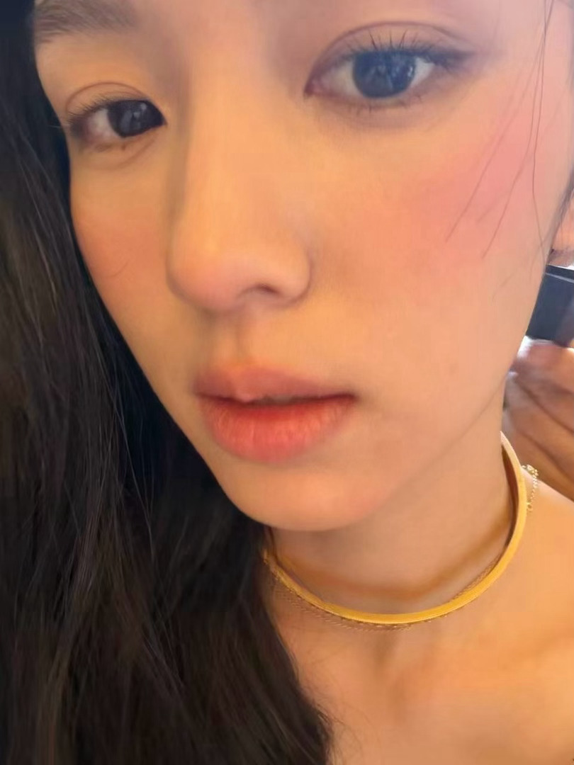 怼这么近大概是欠亲了 我亲死你 