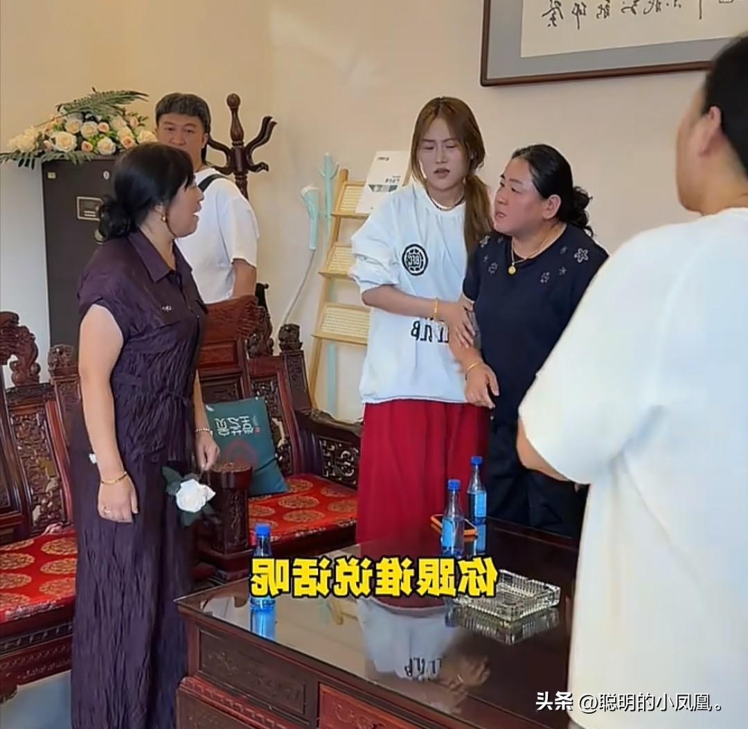 小故事！
   这佟小喵 把两家的人，组织在一起讨论她和二子的婚事。
    小