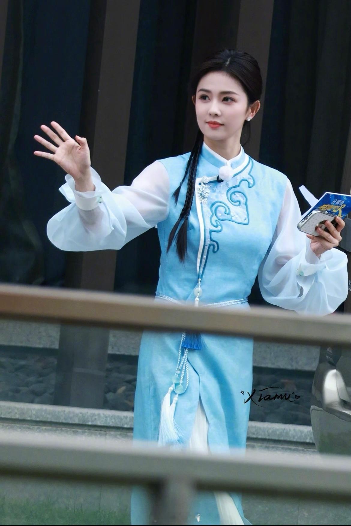 白梦妍这套真美到我了！蓝色好清爽[哇]今天是民国风小鹿白鹿水蓝色look ​​​
