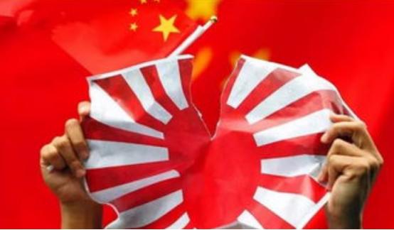 日本2026年军费砸出9万亿破历史纪录、右翼政客集体拜鬼、渔船硬闯赤尾屿挑衅——