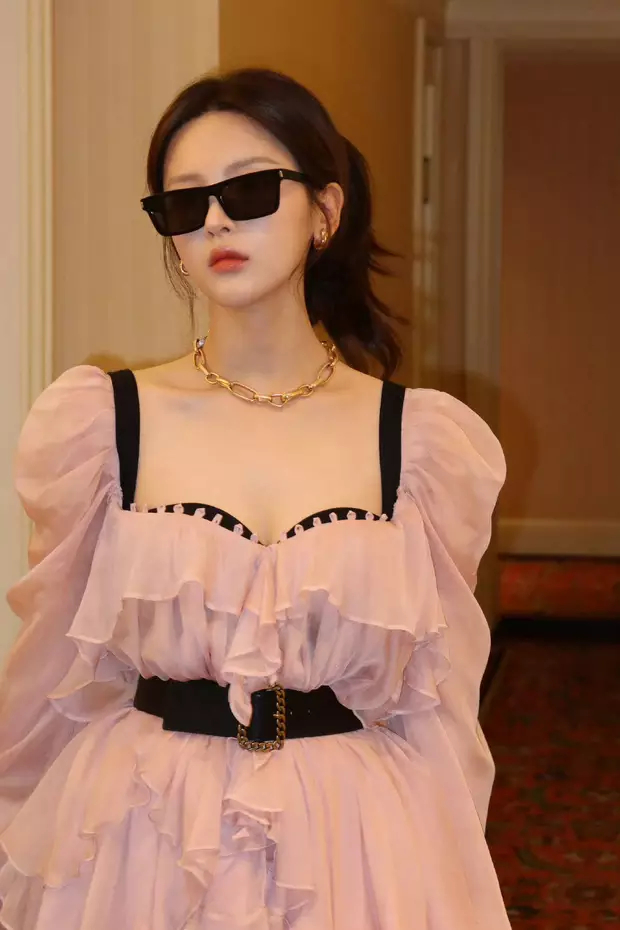 杨超越穿粉色吊带裙化身少女蔷薇 ，大波浪造型魅惑灵动 ​​​