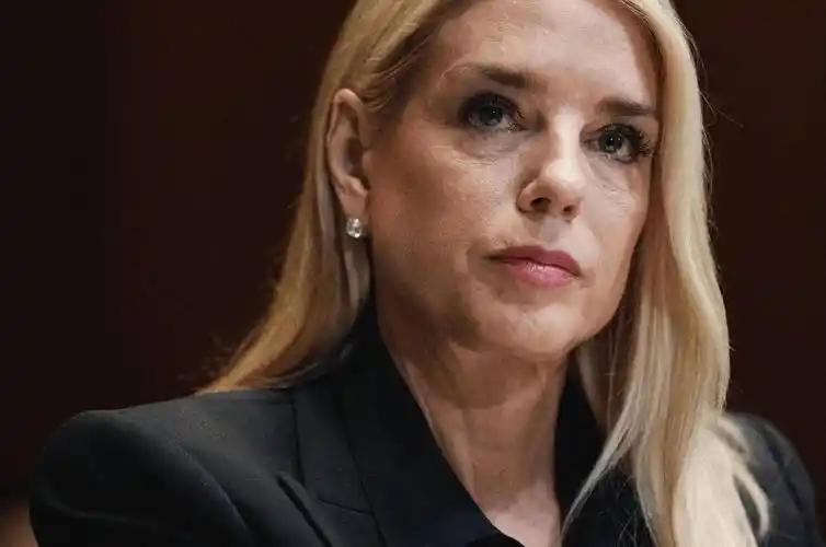 帕姆·邦迪突然宣布卸任美国司法部长，上任还不到一年就仓促离场。

官方嘴硬说她“