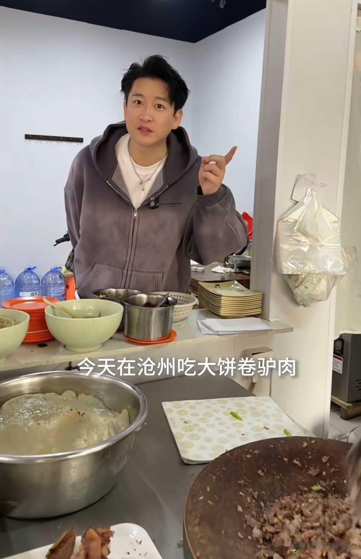 曹云金真是郭德纲最成功的徒弟，不仅相声说的好，现如今跟随潮流，做了美食主播。
曹