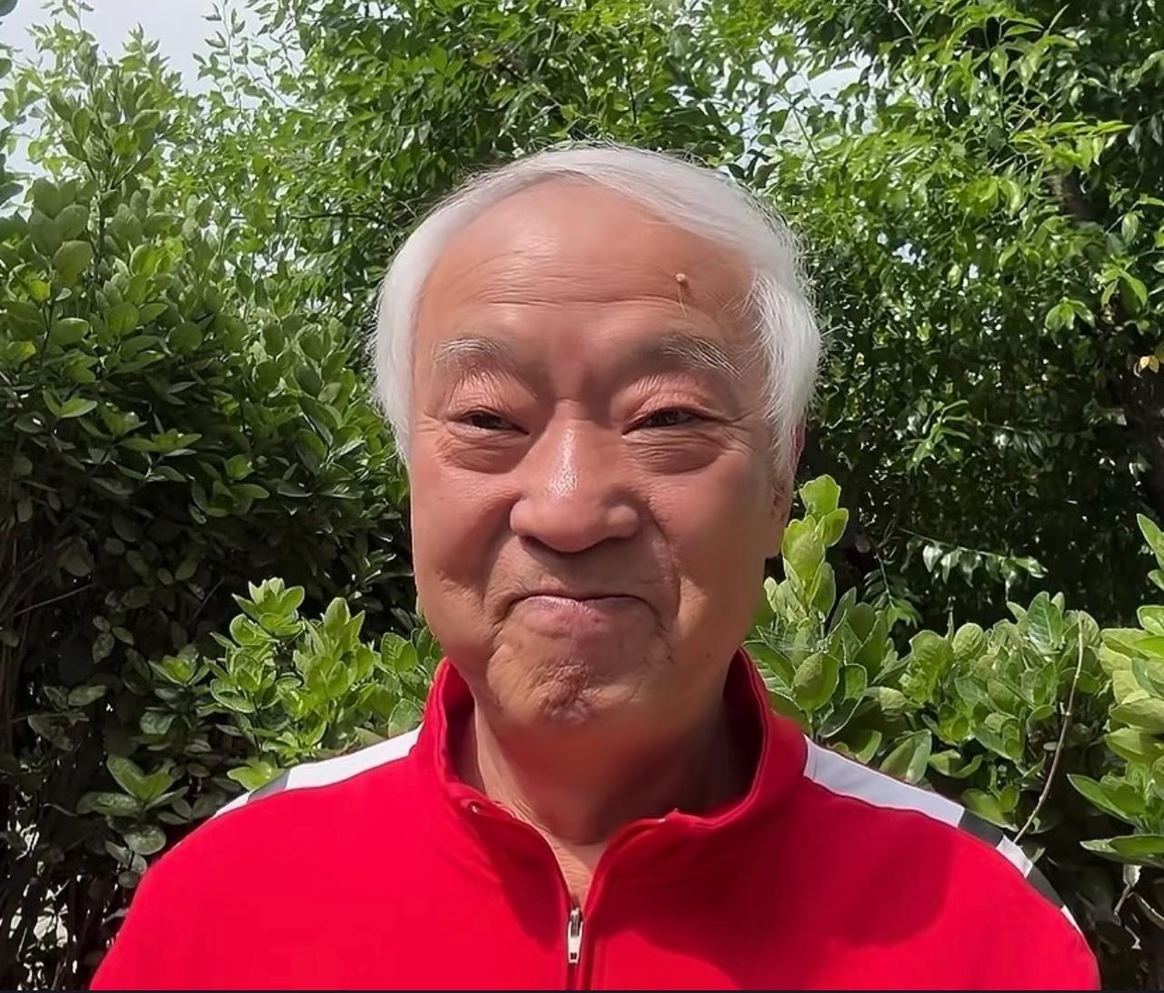 人老起来可真快，眼前这个头发全白，尽显老态的人真的是牛群吗？

不过细看这张照片