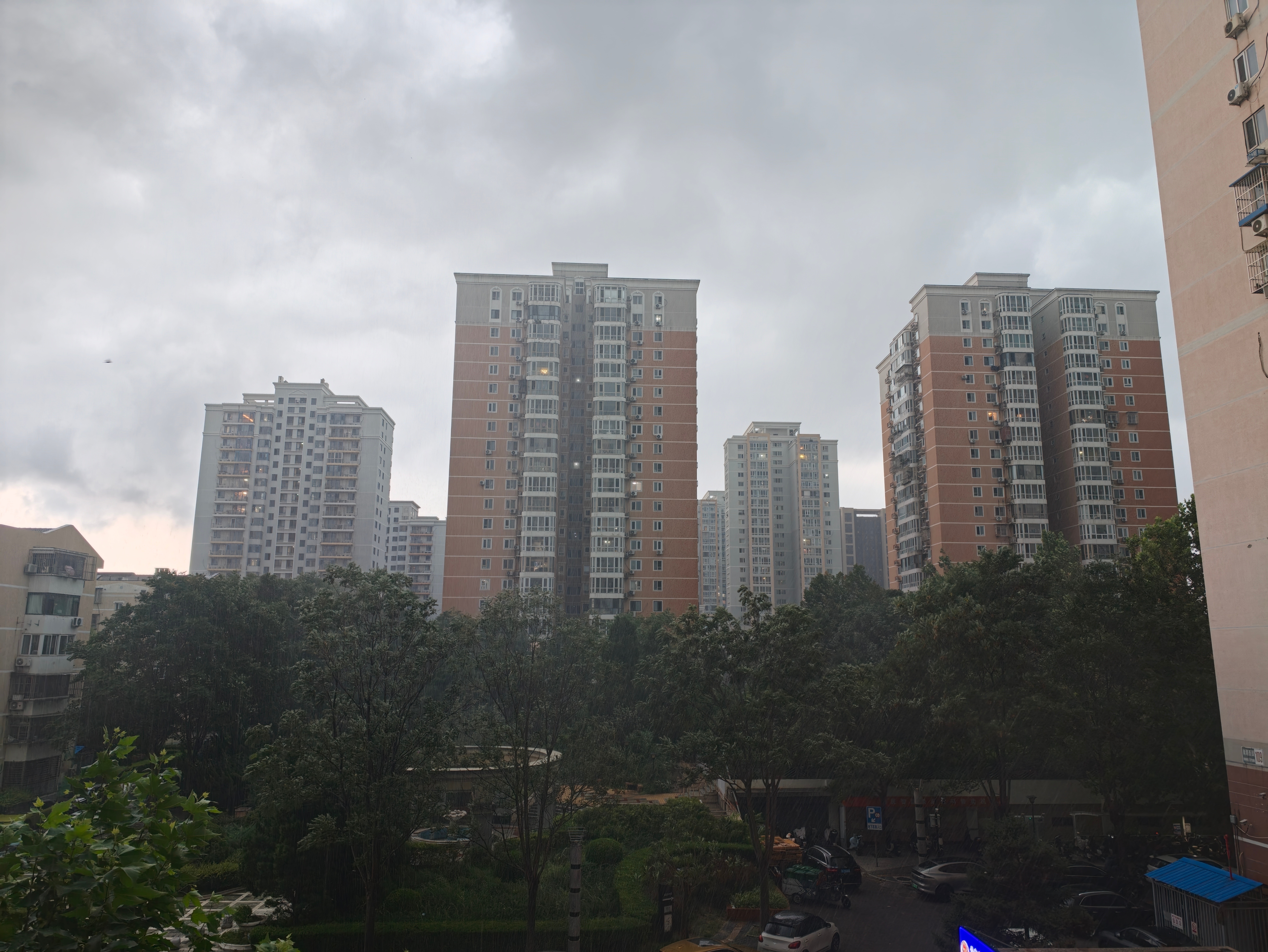 午觉醒来，一篇漆黑~中午还是晴天，现在就狂风暴雨了。 