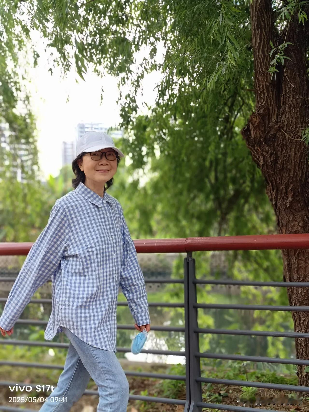 昨天晚上吃了饭，不到晚上七点，想着到江边散个步。

我也是偷懒穿着居家服没有戴帽