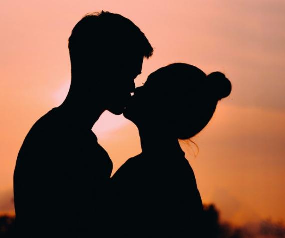 刷到一男子发文吐槽他追了3年多的女神终于追到手了，并且俩人已经登记结婚。本来这是