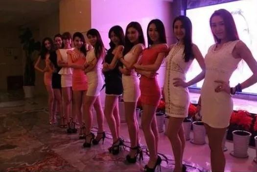 谁也没想到，曾经灯火辉煌，人来人往，风光无限的KTV现在却越来越落寞了，这是为什