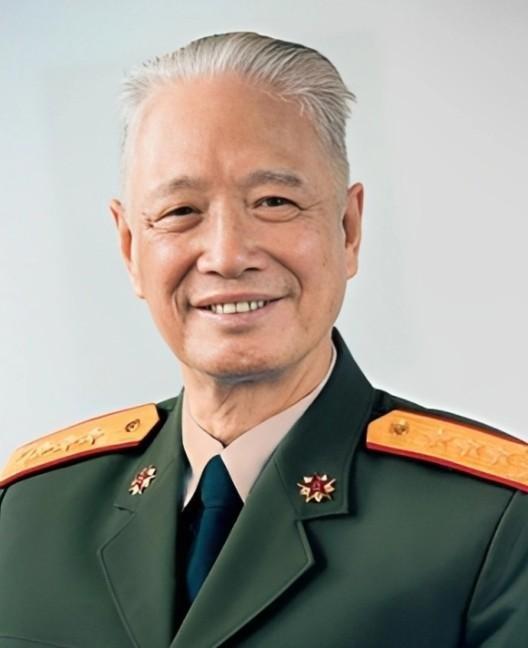 粟裕曾极力营救的一位中将，后来晋升为军委副主席，而他4个子女均有卓越成就
196