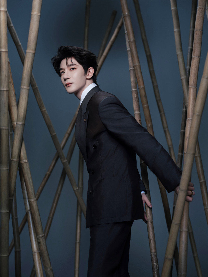 夏之光北影节开幕式造型出图烟雾中的夏之光夏之光北影节开幕式造型出图，烟雾中的夏之