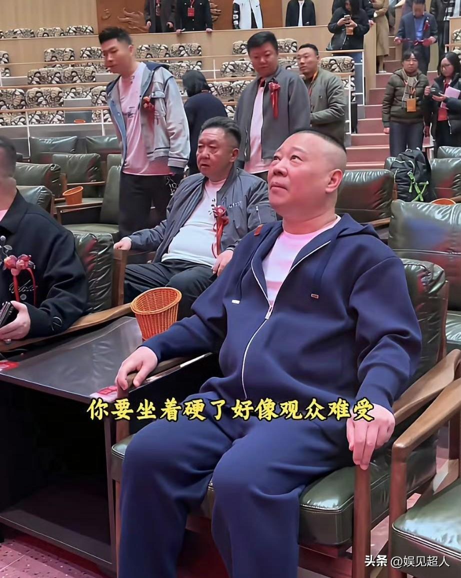 3月18日，德云社上海分社正式开业，当天飘着小雨，可一点没挡住人气。
 
郭德纲