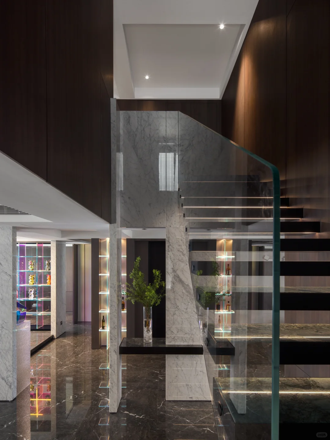 跃层悬浮楼梯＋透明玻璃，五彩斑斓的黑拿捏！