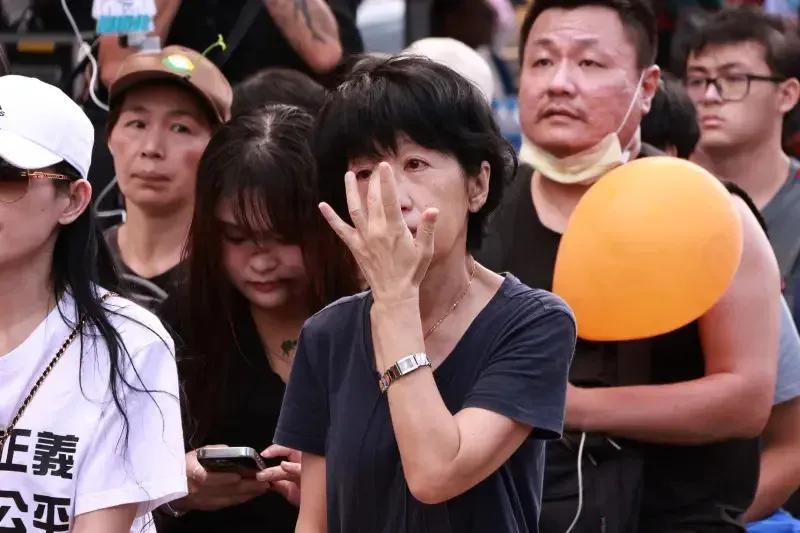 台湾青年世代共好协会理事长张育萌发文表示，陈佩琪又发文给柯文哲补刀，亲口证实自己